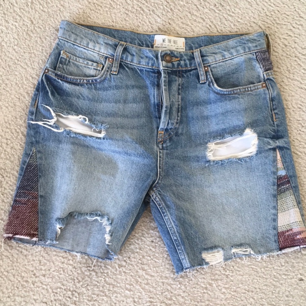 FREE PEOPLE/“WE THE FREE” VERY DISTRESSED JEAN SHORTSwAZTEC SIDE PANELS & BACK